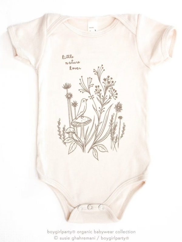 Baju bayi dengan desain pemandangan alam